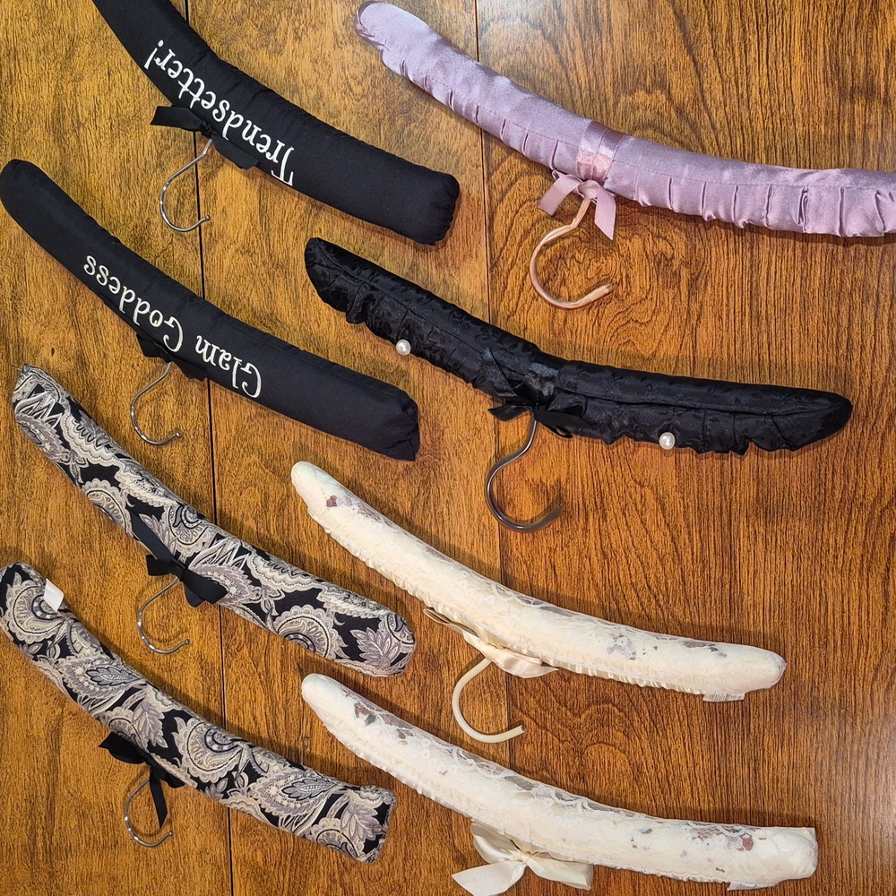 BEAUTIFUL Retro Fabric Padded Garment Hangers, Set of 8 - Picture 4 of 16